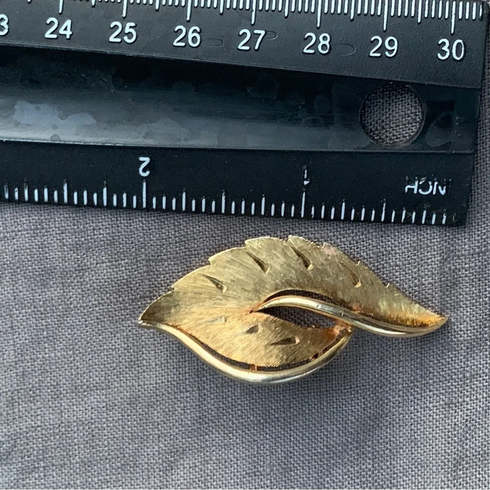 JJ Leaf Brooch Vtg Jonette Gold Tone Swirled Textured Cutout 2 1/8
